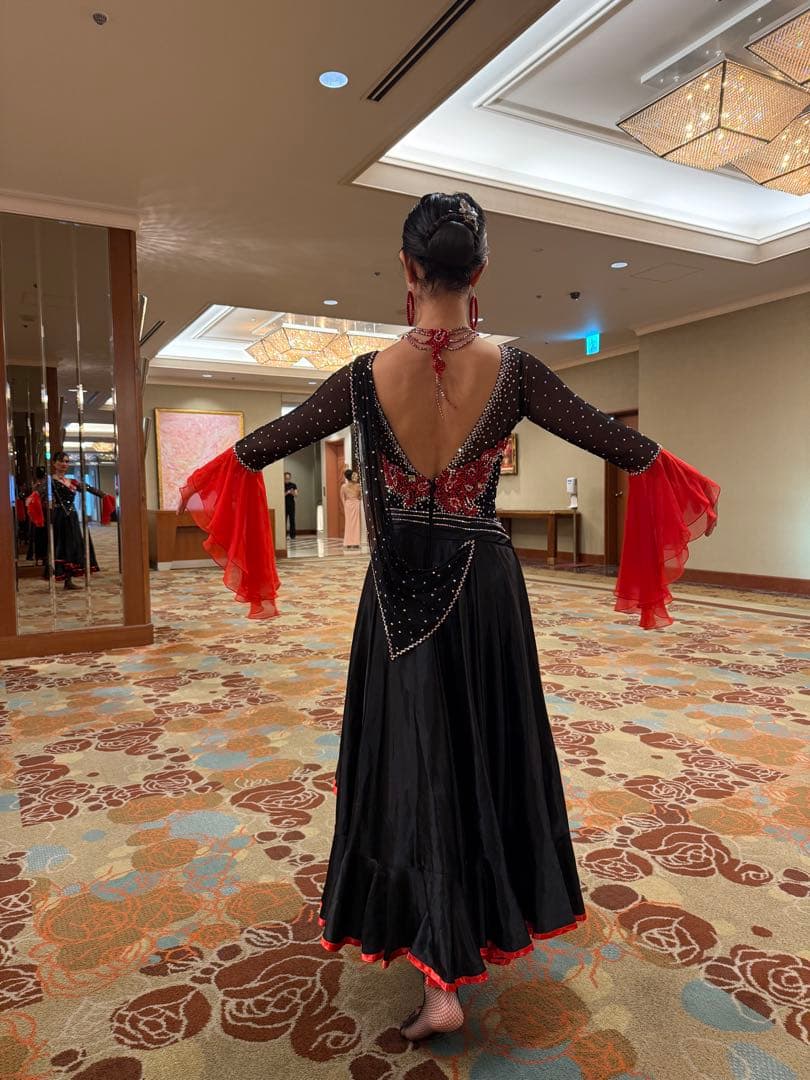 社交ダンス　パソドブレ、タンゴドレス 黒と赤 白樺ドレス