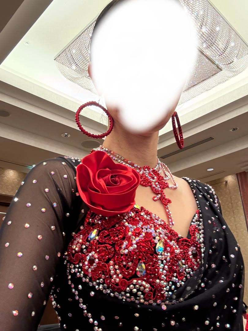 社交ダンス　パソドブレ、タンゴドレス 黒と赤 白樺ドレス