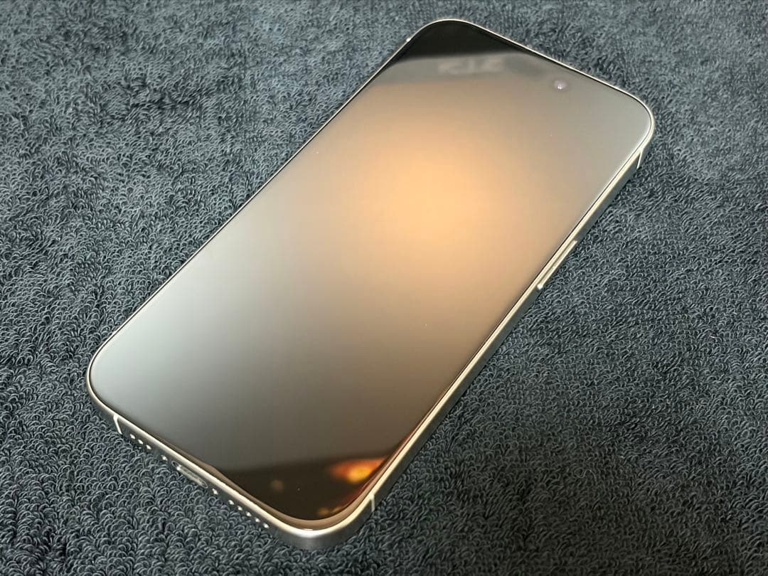 新品同様品 iPhone 15 Pro 256gb ホワイトチタニウム