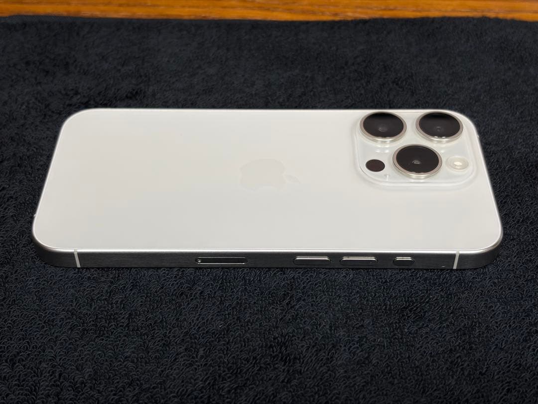 新品同様品 iPhone 15 Pro 256gb ホワイトチタニウム