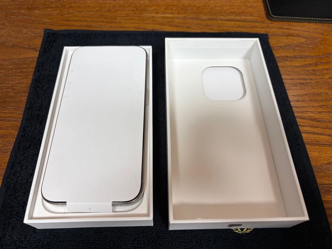 新品同様品 iPhone 15 Pro 256gb ホワイトチタニウム