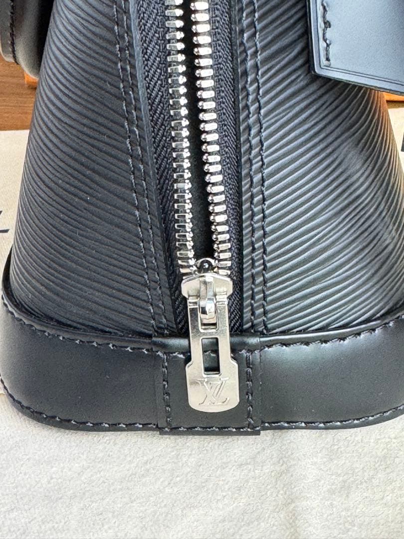 ルイヴィトン　アルマBB ブラック　ハンドバッグ