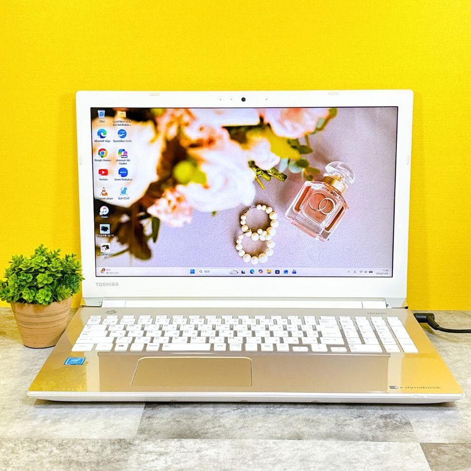 ほぼ美品✨おしゃれゴールド❣快適SSD✨カメラ フルHD 薄型Windows11