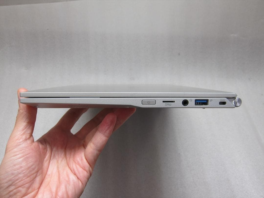 エプソン第12世代Core i7/16GB/SSD256GB/14型フルHD液晶