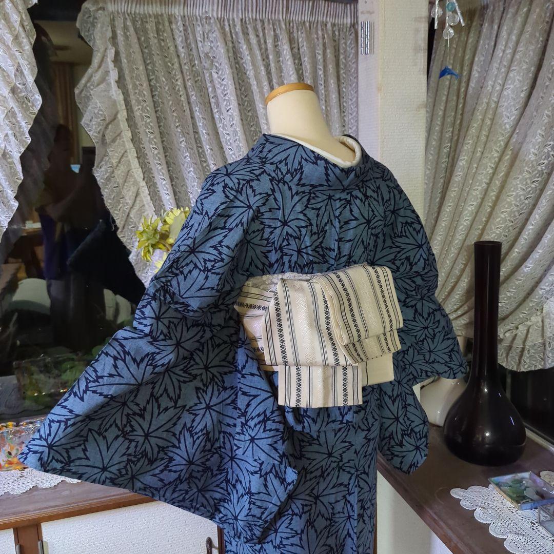 灰青色の地に、一面に染められた楓が清々しく上品な藍染めの浴衣です