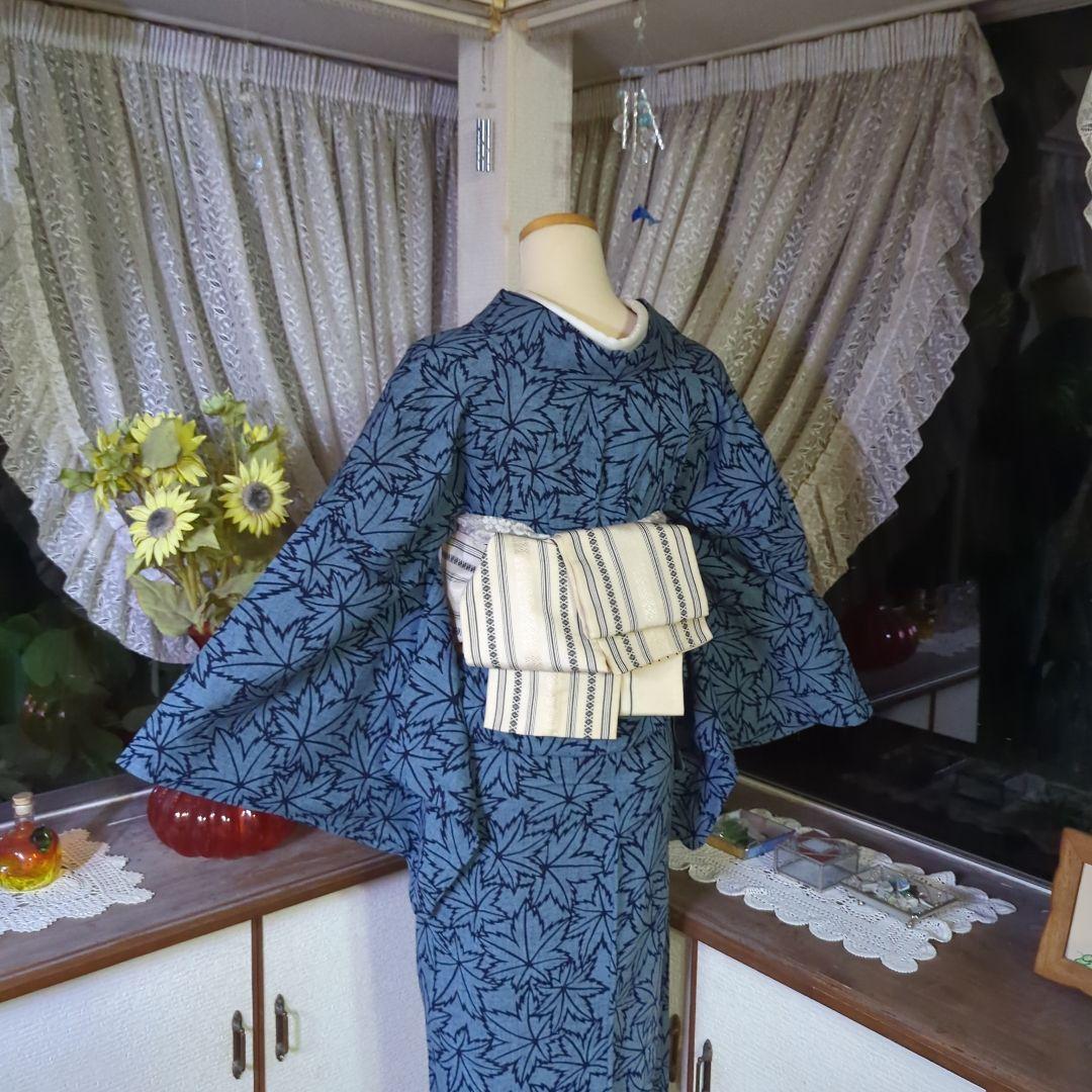 灰青色の地に、一面に染められた楓が清々しく上品な藍染めの浴衣です