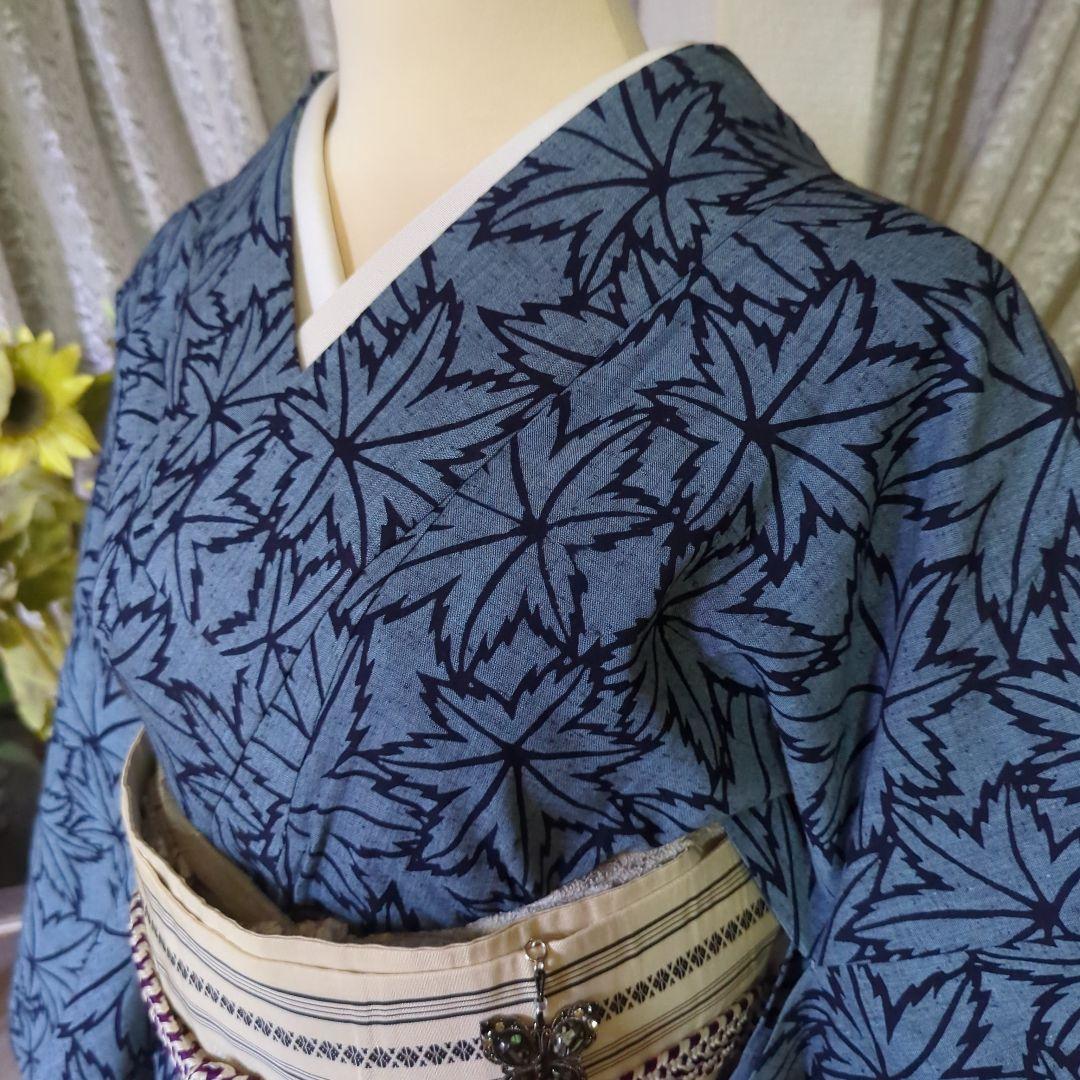 灰青色の地に、一面に染められた楓が清々しく上品な藍染めの浴衣です