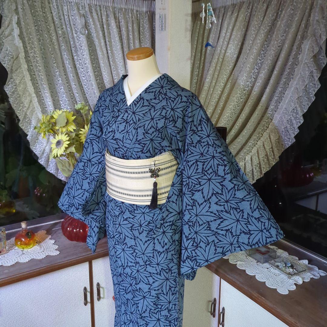 灰青色の地に、一面に染められた楓が清々しく上品な藍染めの浴衣です