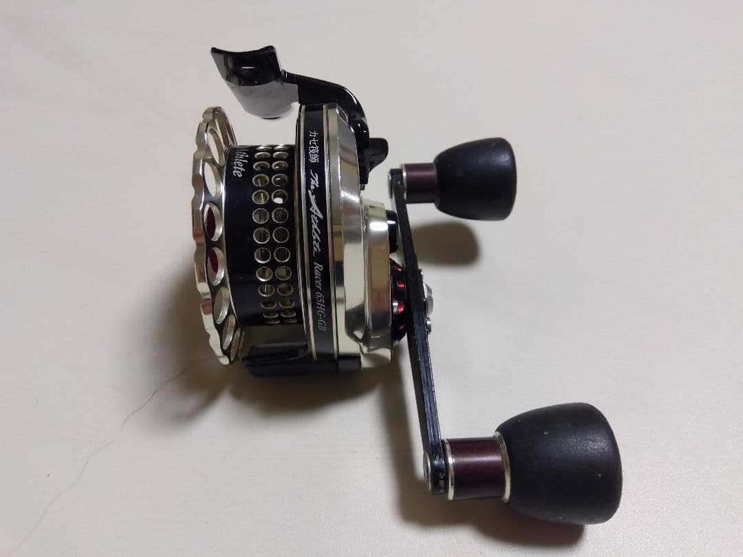 黒鯛工房・アスリートレーサー65HGーGB（左）