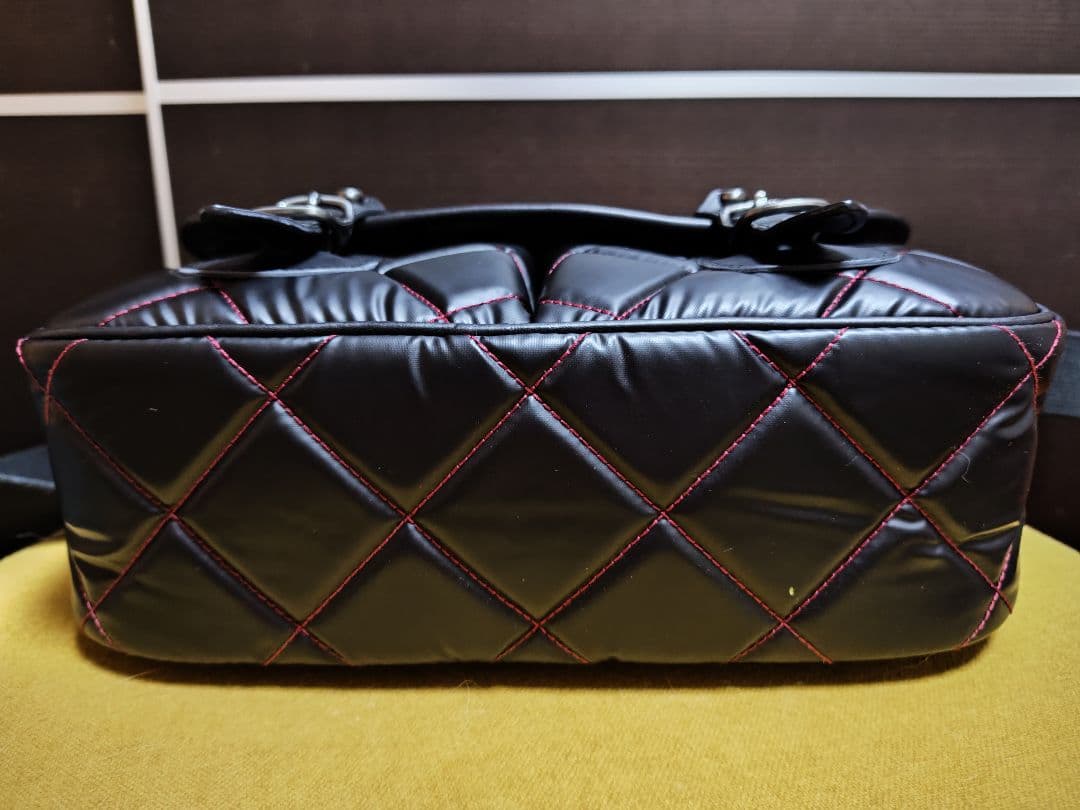 ハンティングワールドキルティング 黒 ショルダーバッグ赤ステッチ