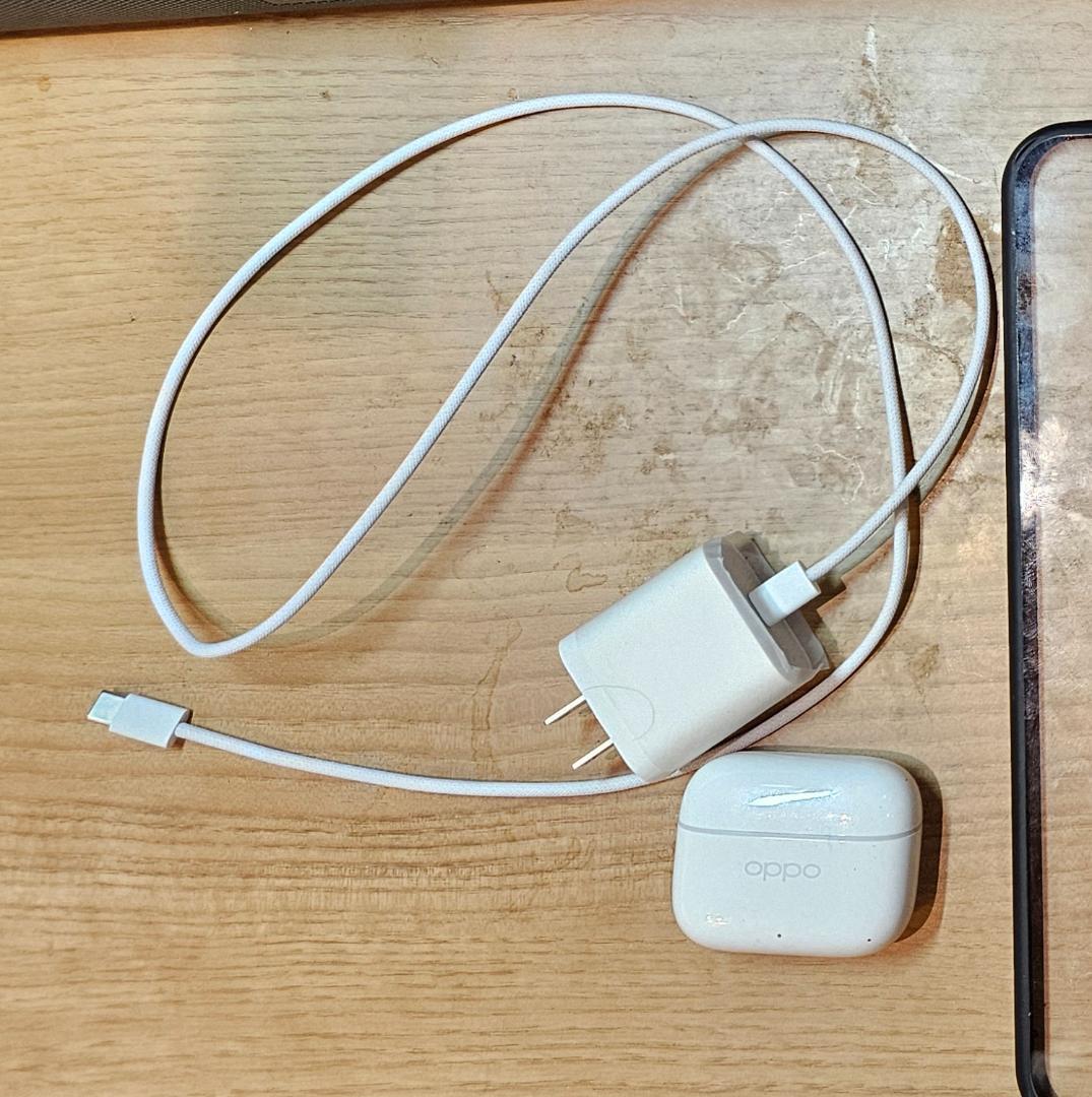 iPad 第10世代 wifi simフリー シルバー イヤホン ケース付き