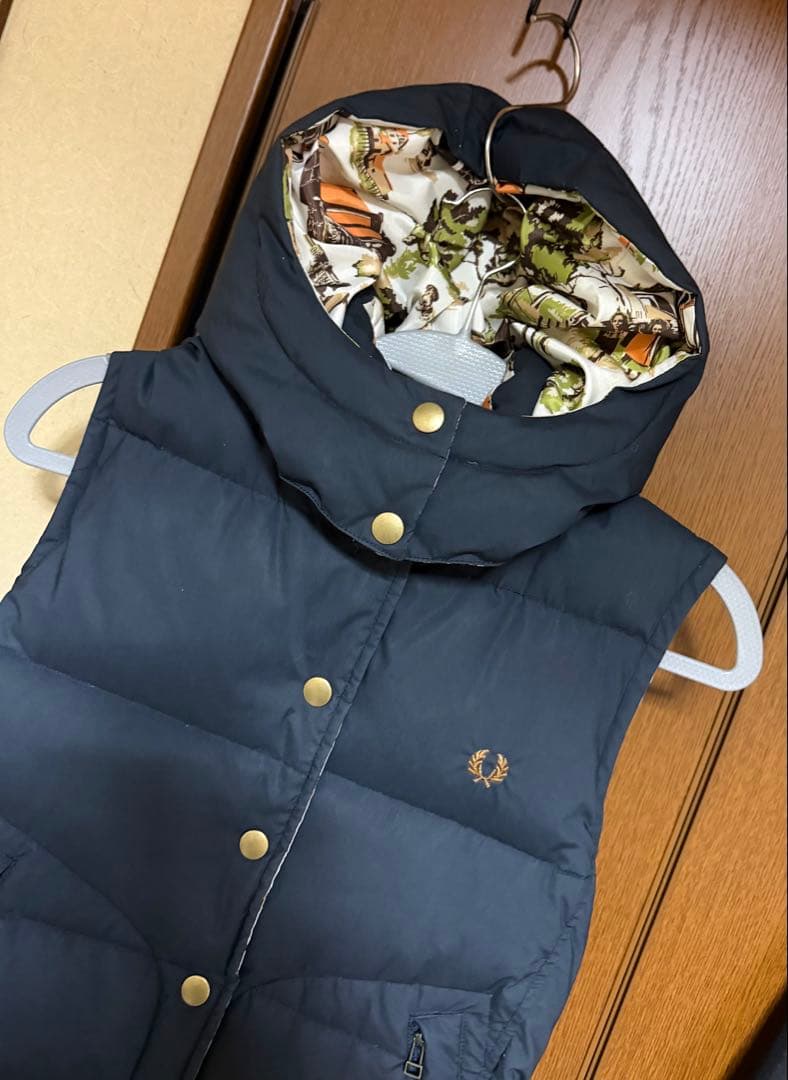 FRED PERRY フレッドペリー　フード付ダウンベスト　リバーシブル