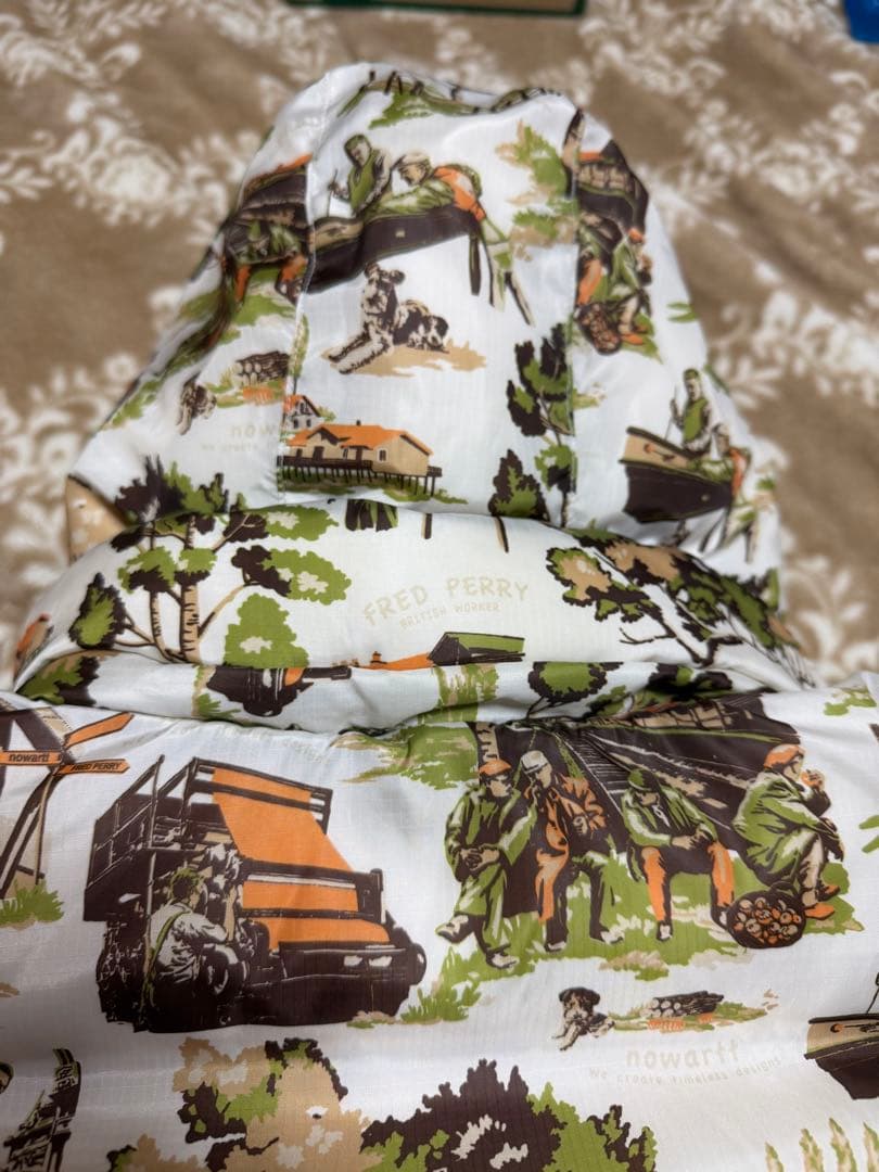 FRED PERRY フレッドペリー　フード付ダウンベスト　リバーシブル