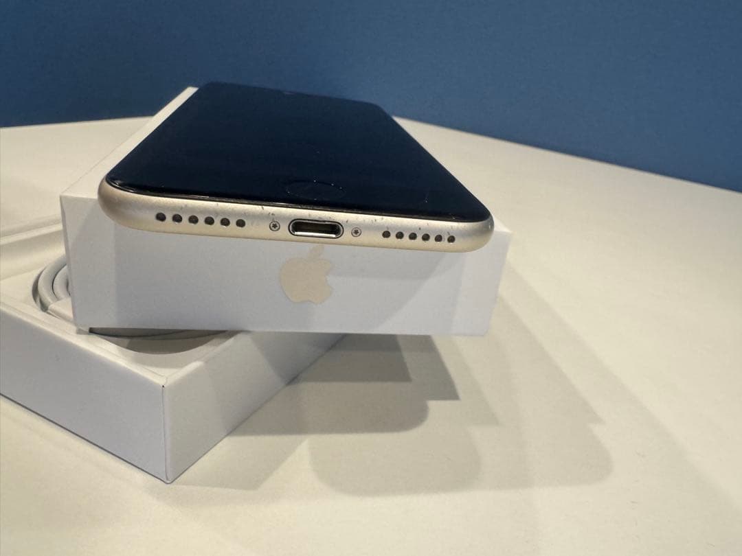 Apple iPhone SE (第3世代) Starlight64G 本体