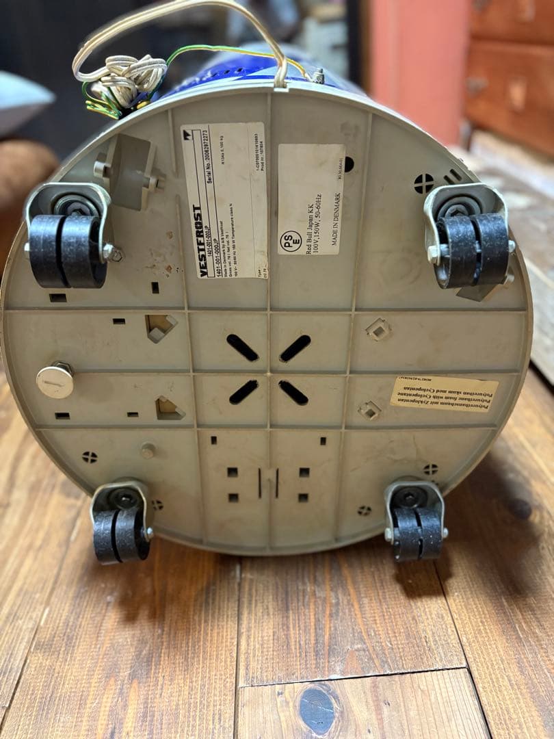 コ*ー様 値下げ‼️非売品 希少Red Bull 缶型 冷蔵庫キャスター付き