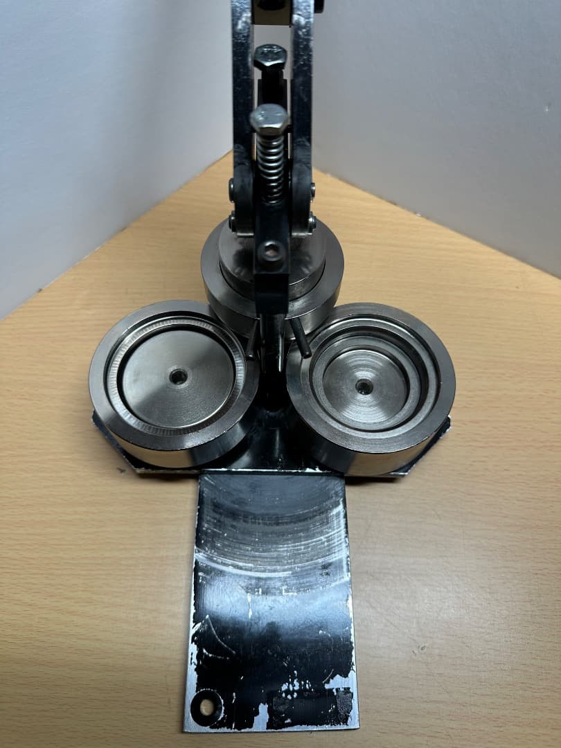 57mmサイズ缶バッジマシン中古とパーツ約110個