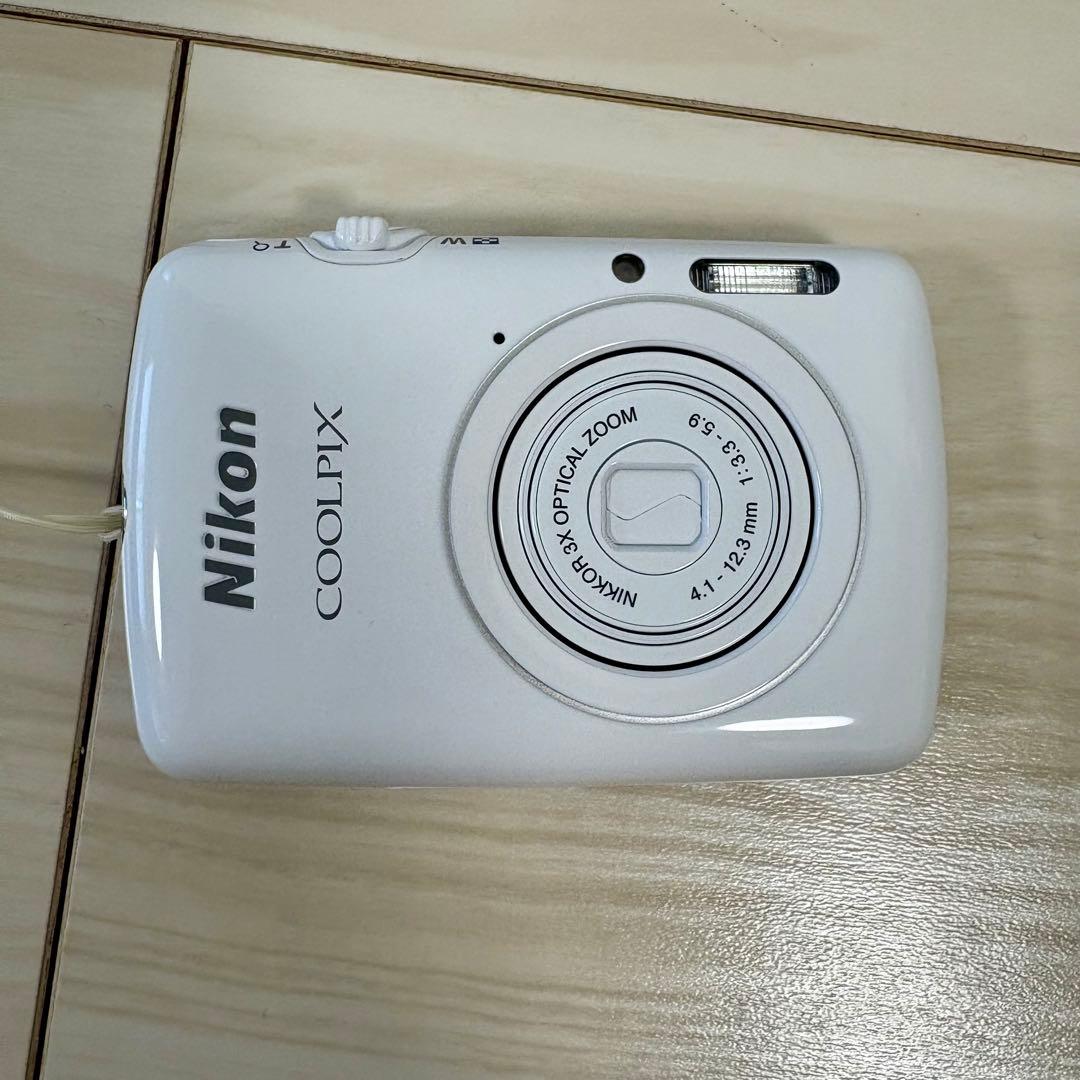 NIKON コンパクトデジタルカメラ COOLPIX S01 ホワイト