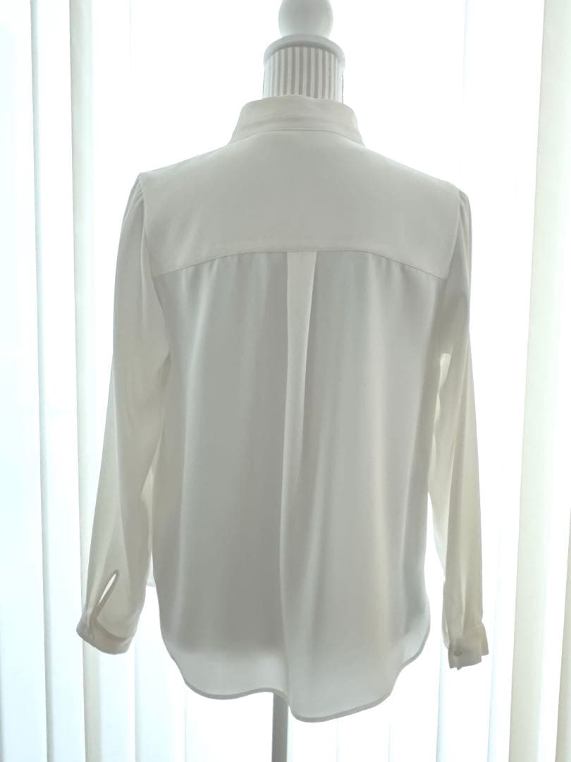 SOÉ] U サテンスタンドタックブラウス　 オフホワイト