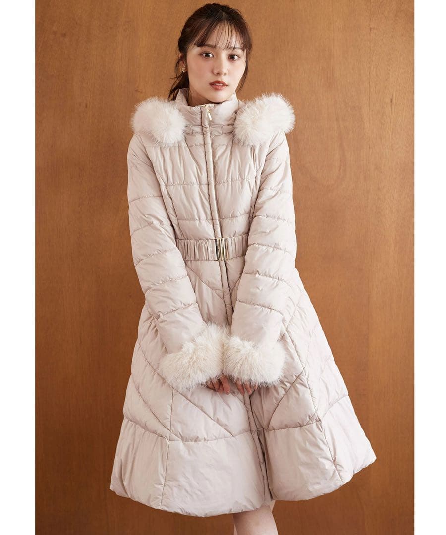 取り外し可能なファー＆ベルト付きフィット＆フレアキルティングコート　tocco