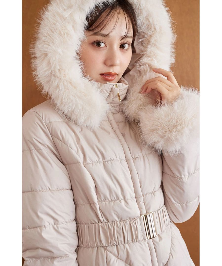 取り外し可能なファー＆ベルト付きフィット＆フレアキルティングコート　tocco