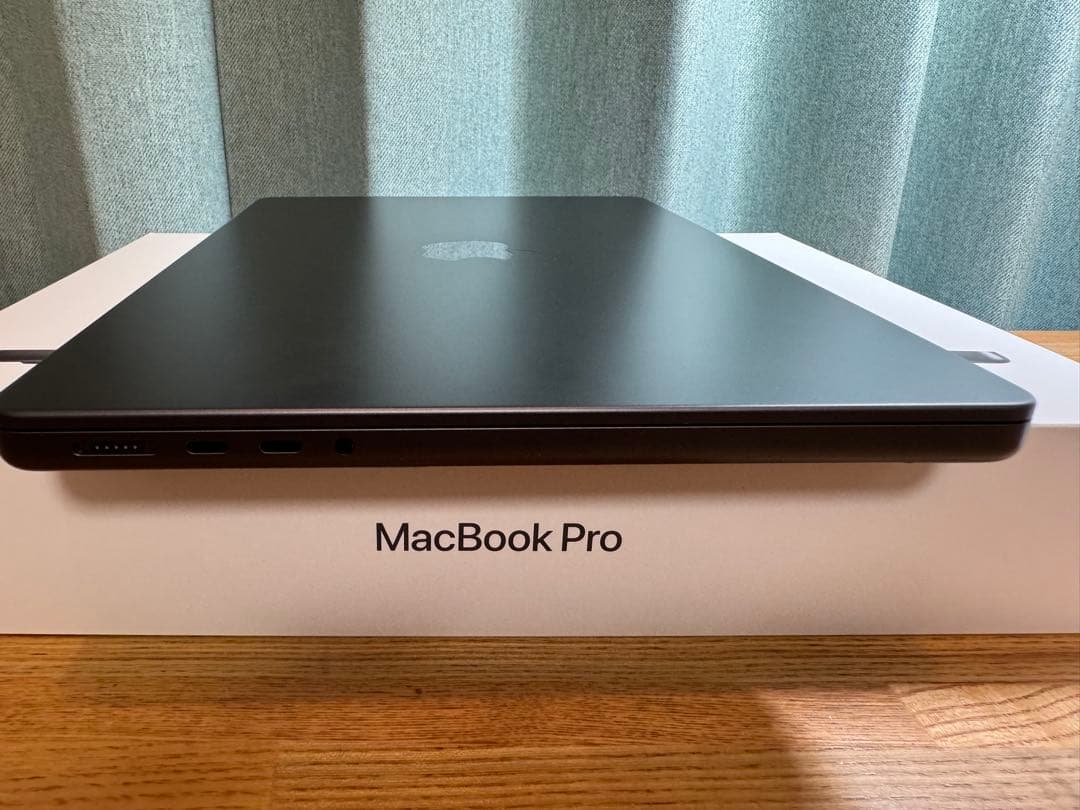MacBook Pro 【M4（バッテリ100%）】＋おまけ付き
