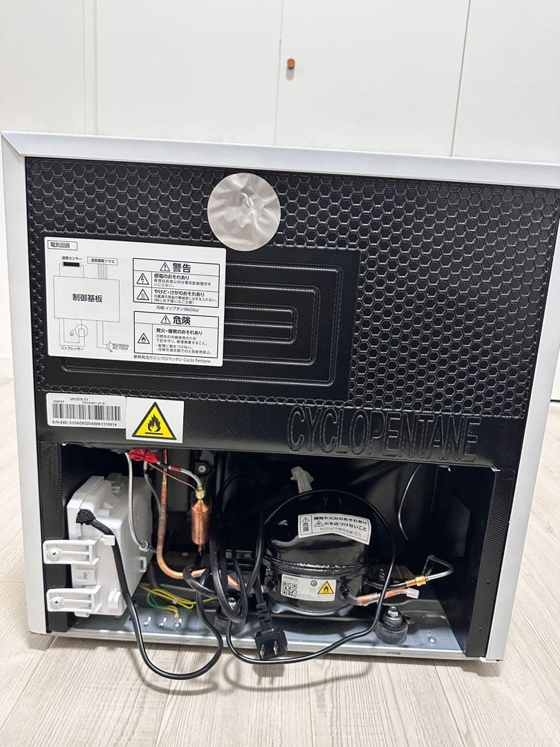 2025年製　冷凍庫　小型　confee 未使用に近い