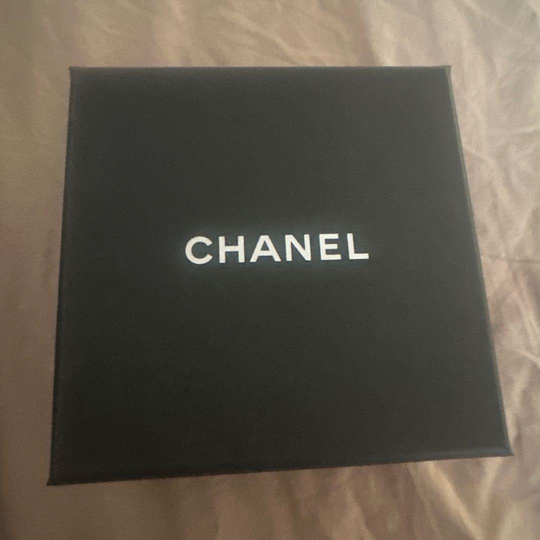 CHANEL パール付きロゴブローチ