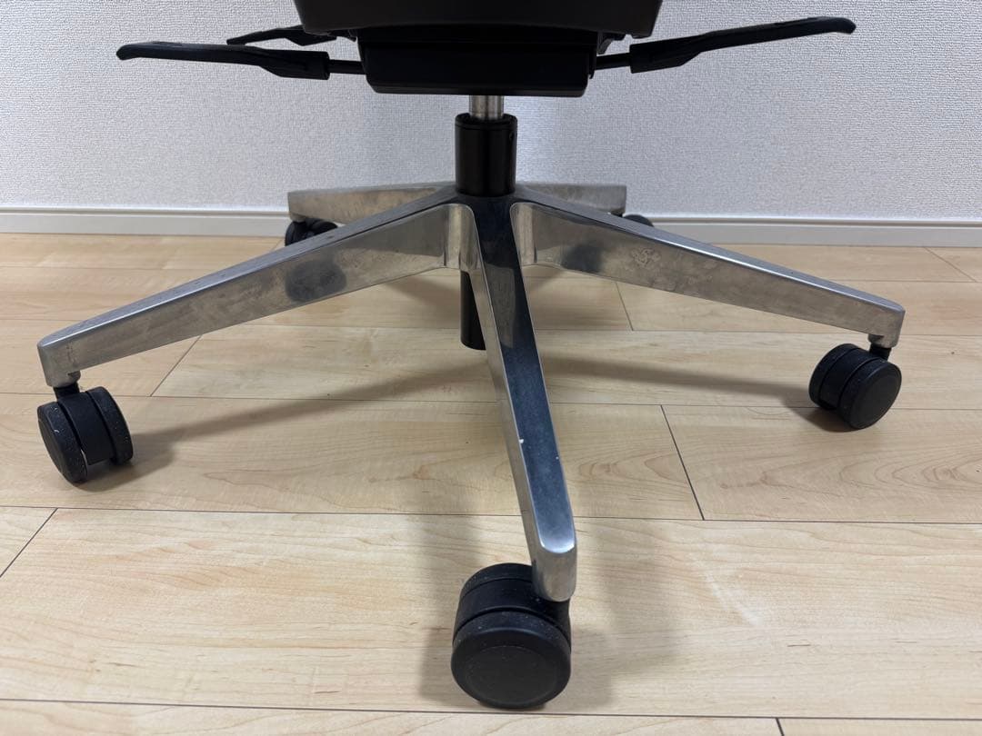 イトーキ　サリダyl9　可動肘付　黒