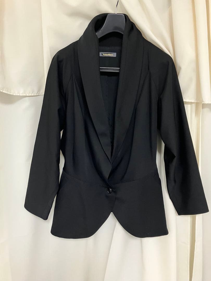 イッセイミヤケ 黒のブレザー フレア裾デザイン