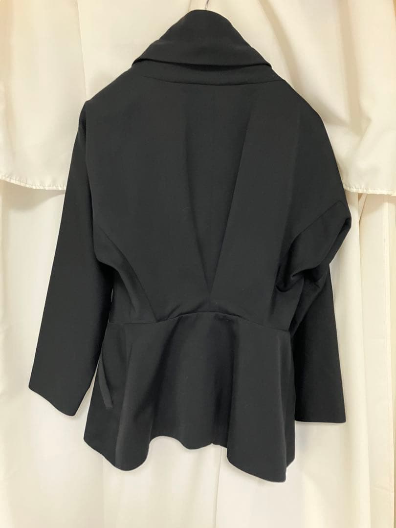 イッセイミヤケ 黒のブレザー フレア裾デザイン