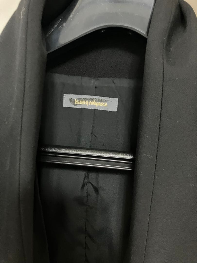イッセイミヤケ 黒のブレザー フレア裾デザイン