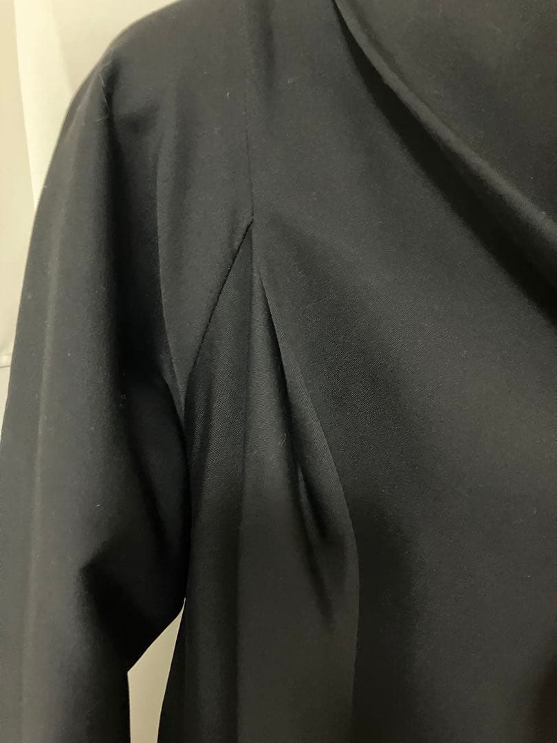 イッセイミヤケ 黒のブレザー フレア裾デザイン