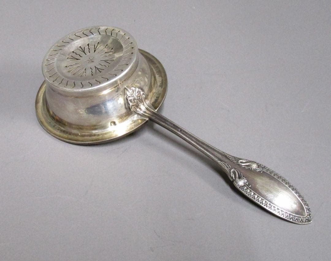 銀製品［ストレーナー 陶器受皿つき］刻印：ミネルヴァ　☆V