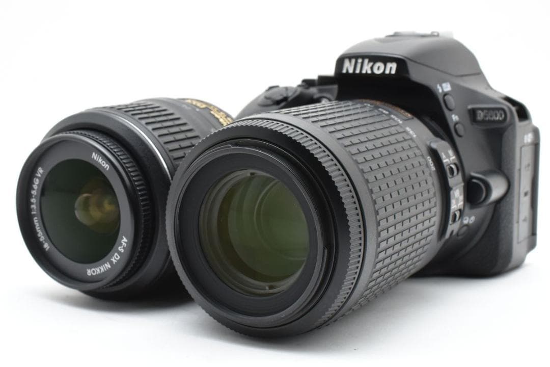 美品　ニコン D5600 ダブルズーム/SD64GB/専用ガラスフィルム/