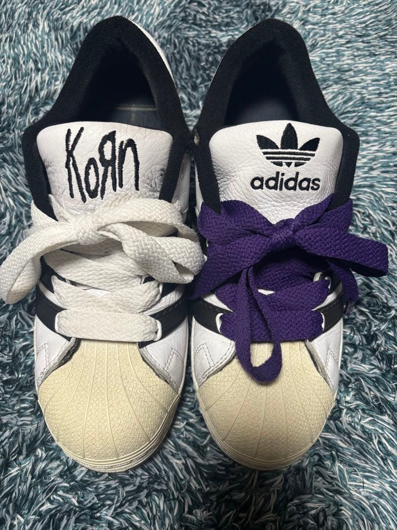 ADIDAS×KORN コラボスニーカー