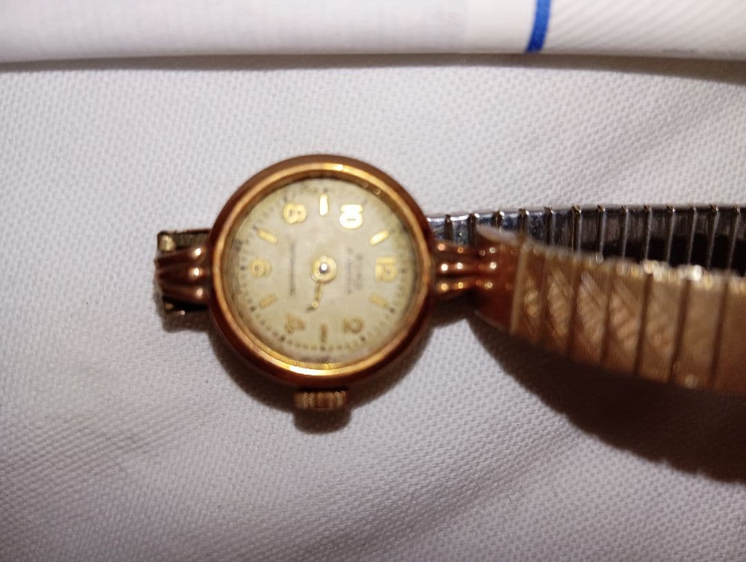 手巻き時計 小型　アンティーク裏蓋14金刻印です　ガラス無しです