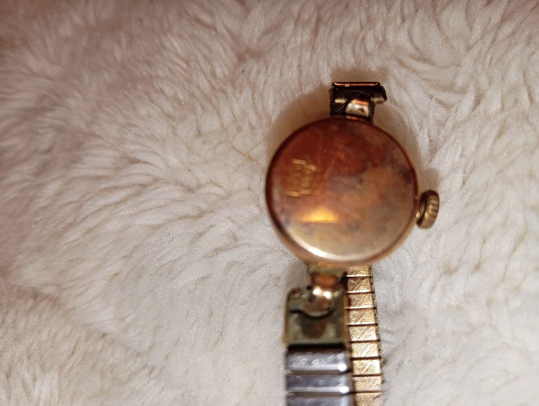 手巻き時計 小型　アンティーク裏蓋14金刻印です　ガラス無しです