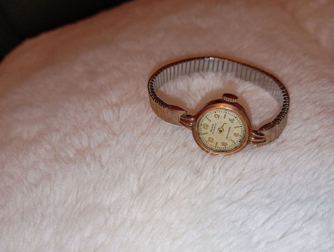 手巻き時計 小型　アンティーク裏蓋14金刻印です　ガラス無しです