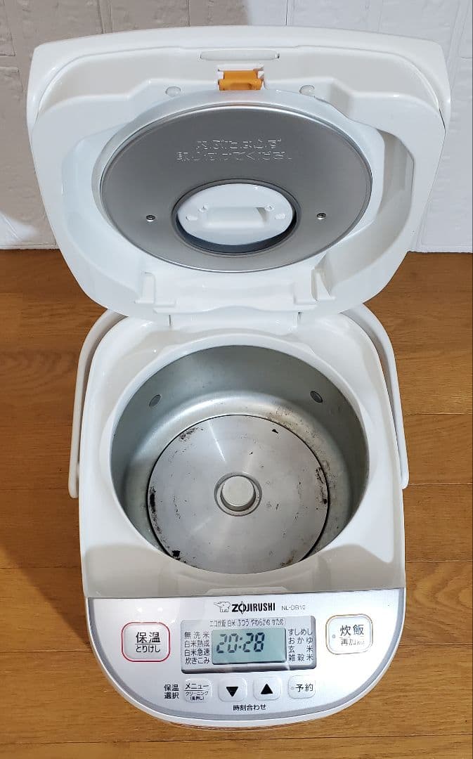 2024年製　 象印　炊飯器　5.5合炊き　極め炊き　黒釜　ホワイト系　調理家電