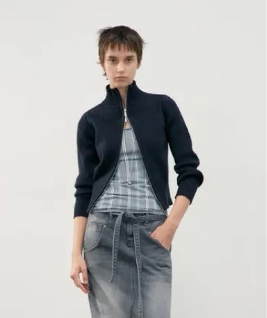 トップス LOW CLASSIC HIGH NECK ZIP-UP KNIT TOP