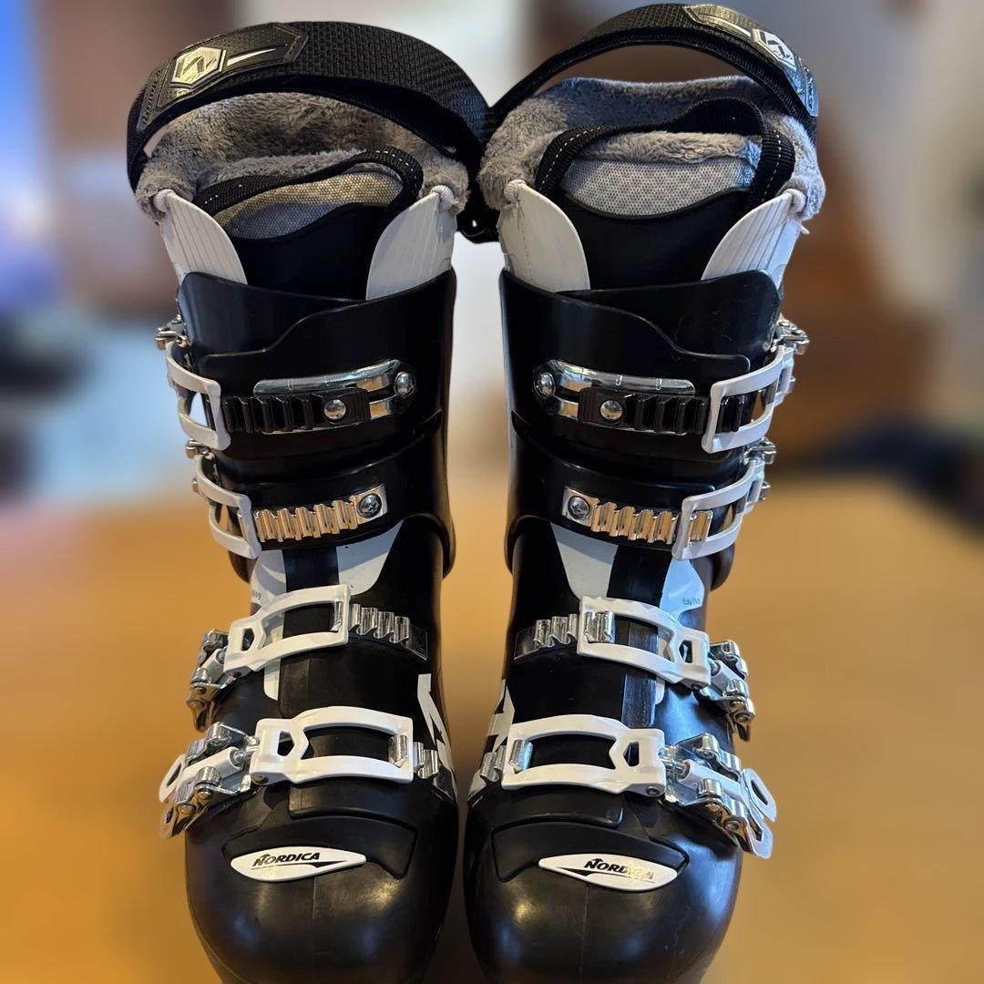 スキーブーツ　レディース　ノルディカ　ブラック　ホワイト　24.0〜24.5