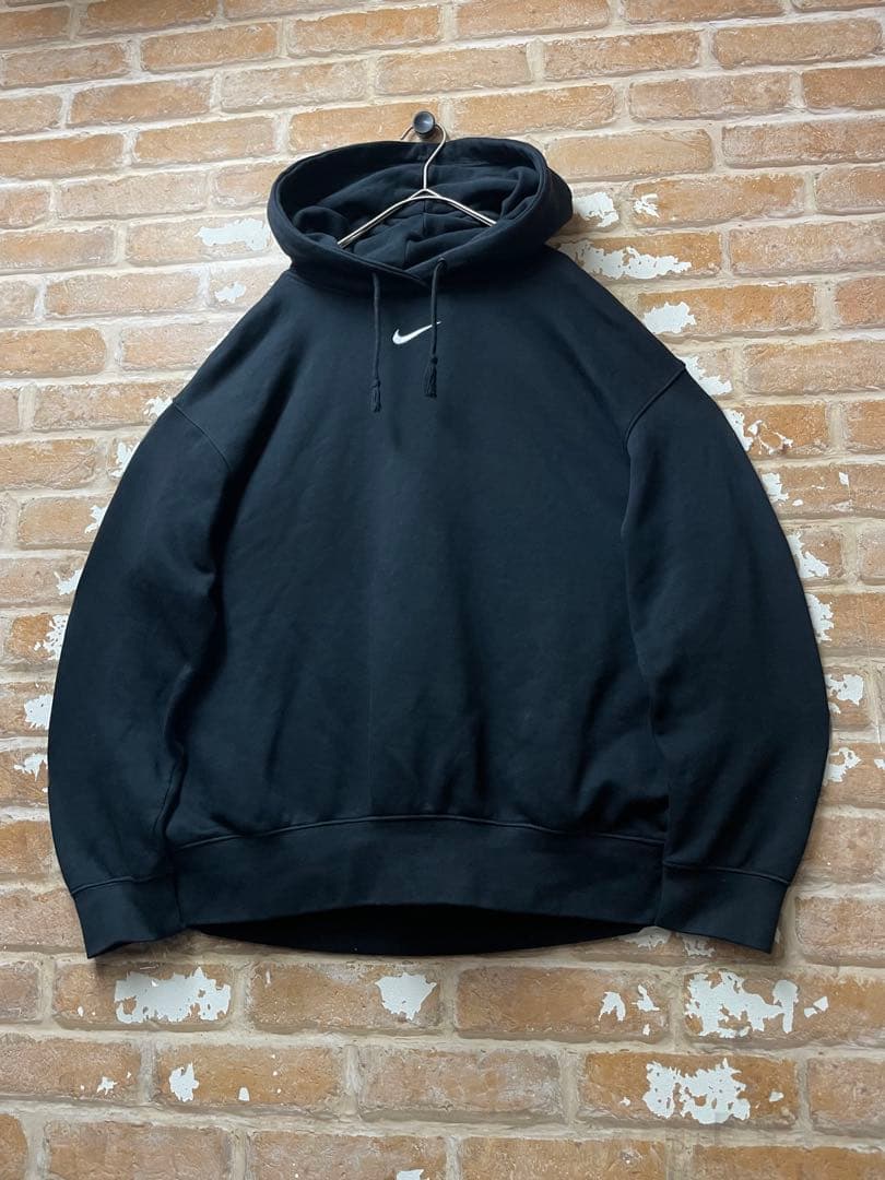NIKE ナイキ　パーカー　センターロゴ　刺繍　ワンポイント　黒　スウォッシュ