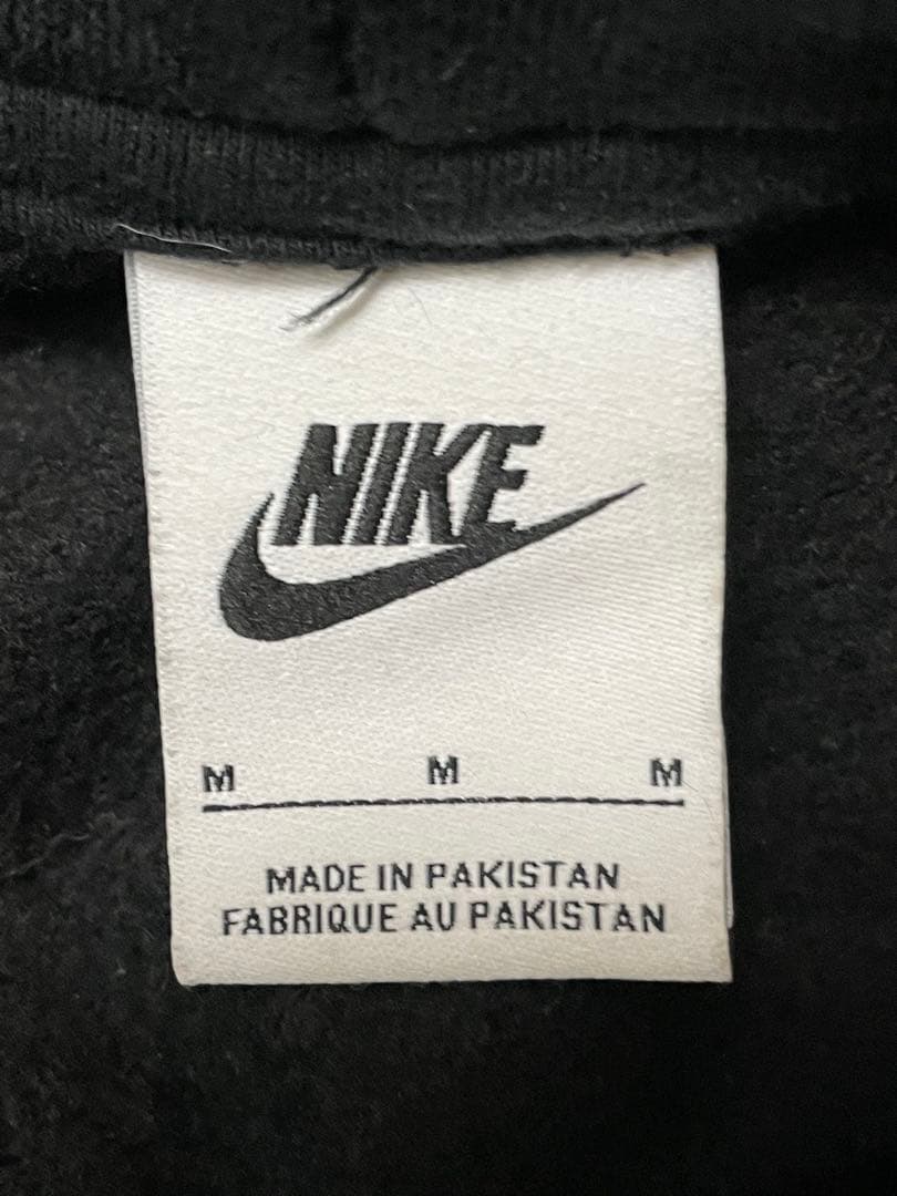 NIKE ナイキ　パーカー　センターロゴ　刺繍　ワンポイント　黒　スウォッシュ