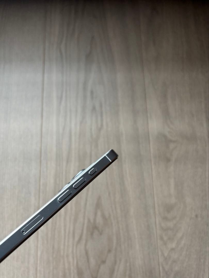 希少！コメント要　美品　iPhone16pro ホワイトチタニウム　1TB