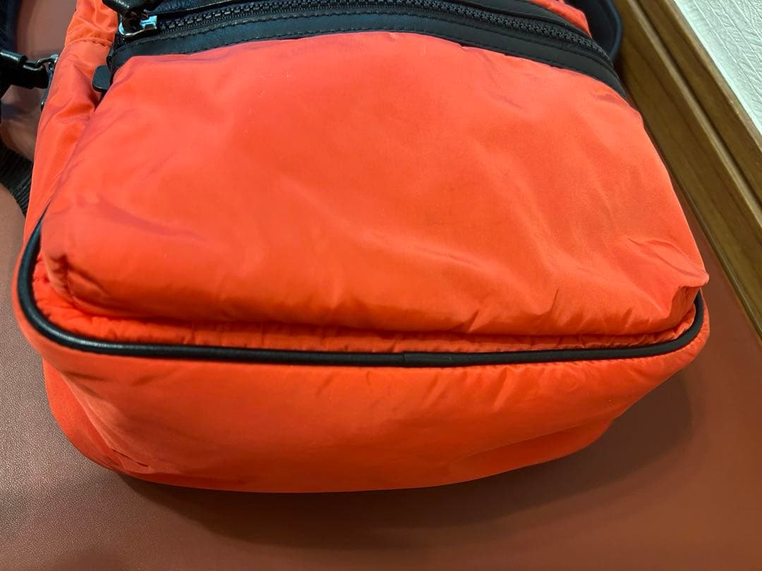 【美品】SALE！ モンクレール　小ぶりでかわいいリュック　オレンジ系
