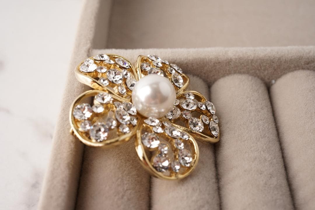 Rene ルネ パール お花 フラワーモチーフ クリスタルブローチ 中 ビジュー