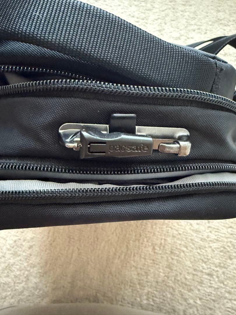 美品　Pacsafe パックセーフ Vコンパニオン クロスボディ