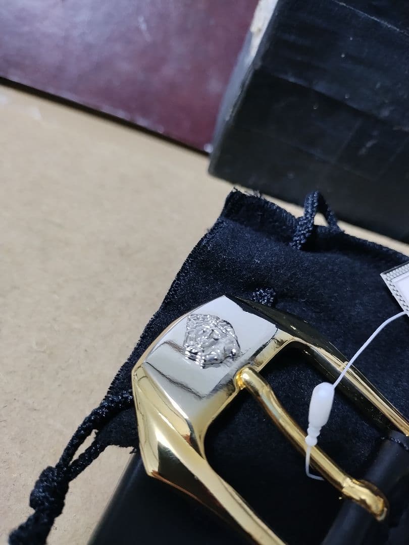 未使用 VERSACEベルサーチ 3連本革ベルトバックル イタリア製 高級感あり