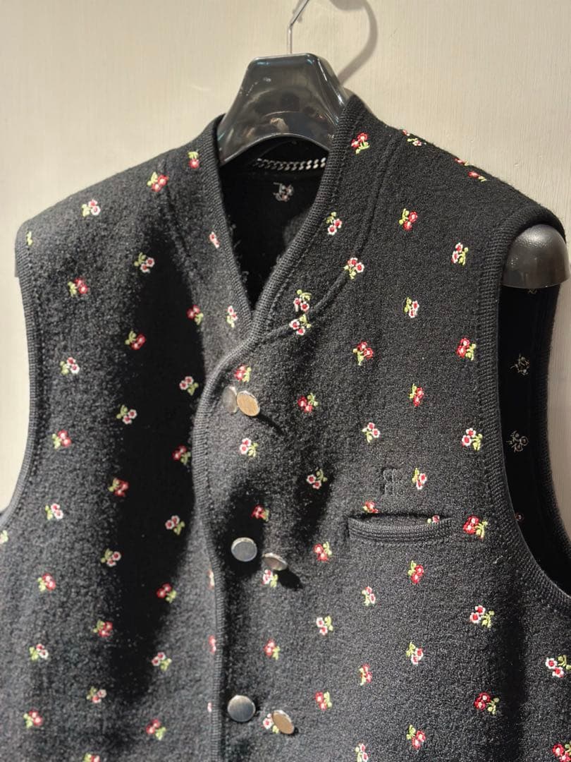 RIER WALKER GILLETブラック花柄ベスト