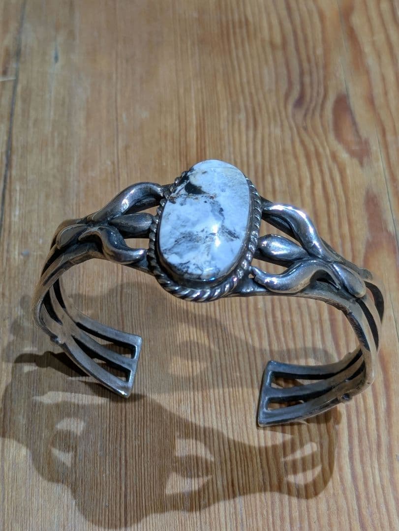 ナバホ　ホワイトバッファロー　サンドキャスト　バングル